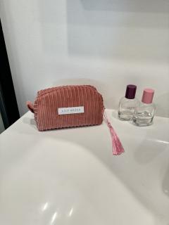 Petite trousse en velours rouille – création fait main par Lily Green, tissu chiné, ambiance douce et poétique / Kleine roestkleurige fluwelen etui – handgemaakt door Lily Green, unieke vintage sfeer / Small rust velvet pouch – handmade by Lily Green, vintage fabric, one-of-a-kind style