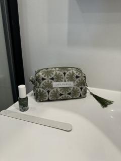 Petite trousse kaki en coton chiné – look naturel et fonctionnel, fabriquée à la main / Kleine kaki etui in vintage katoen – handgemaakt, ideaal voor elke dag / Small khaki cotton pouch – handmade in vintage fabric, perfect everyday companion