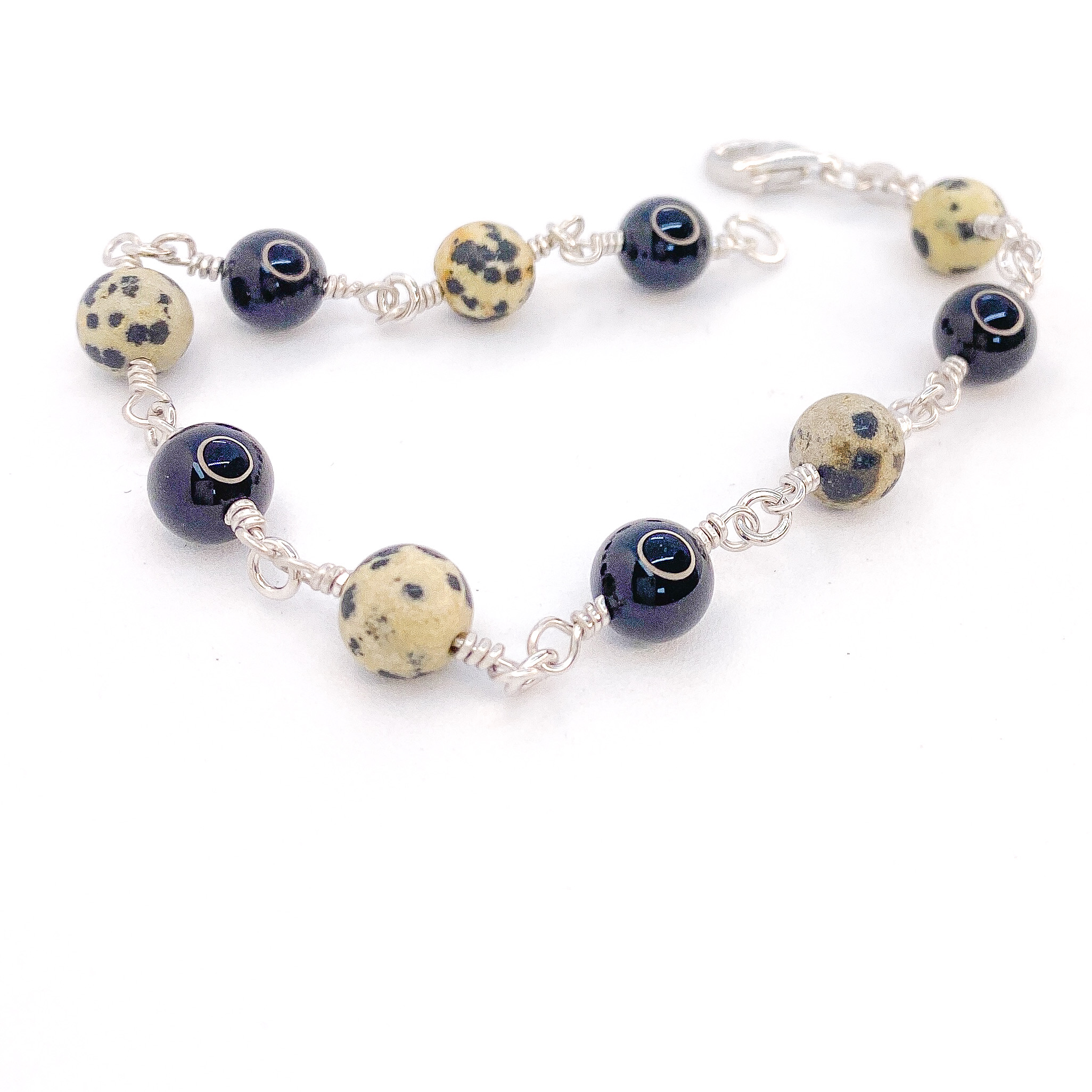 Bracelet masculin en argent avec agates noires et dalmatien – équilibre entre force et style / Herenarmband in zilver met zwarte en dalmatiër agaat – kracht en verfijning / Silver bracelet for men with black and dalmatian agate – strength and modern edge