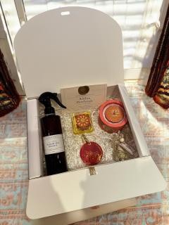 Photo de l'article Coffret bien-être Bois de Santal – Bougie, brume 250 ml, fondants & diffuseur voiture