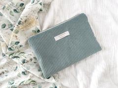 Pochette plate velours céladon – accessoire élégant en tissu tout doux / Platte fluwelen pouch in saliegroen – elegant en zacht cadeau-idee / Flat pouch in celadon velvet – stylish and soft accessory