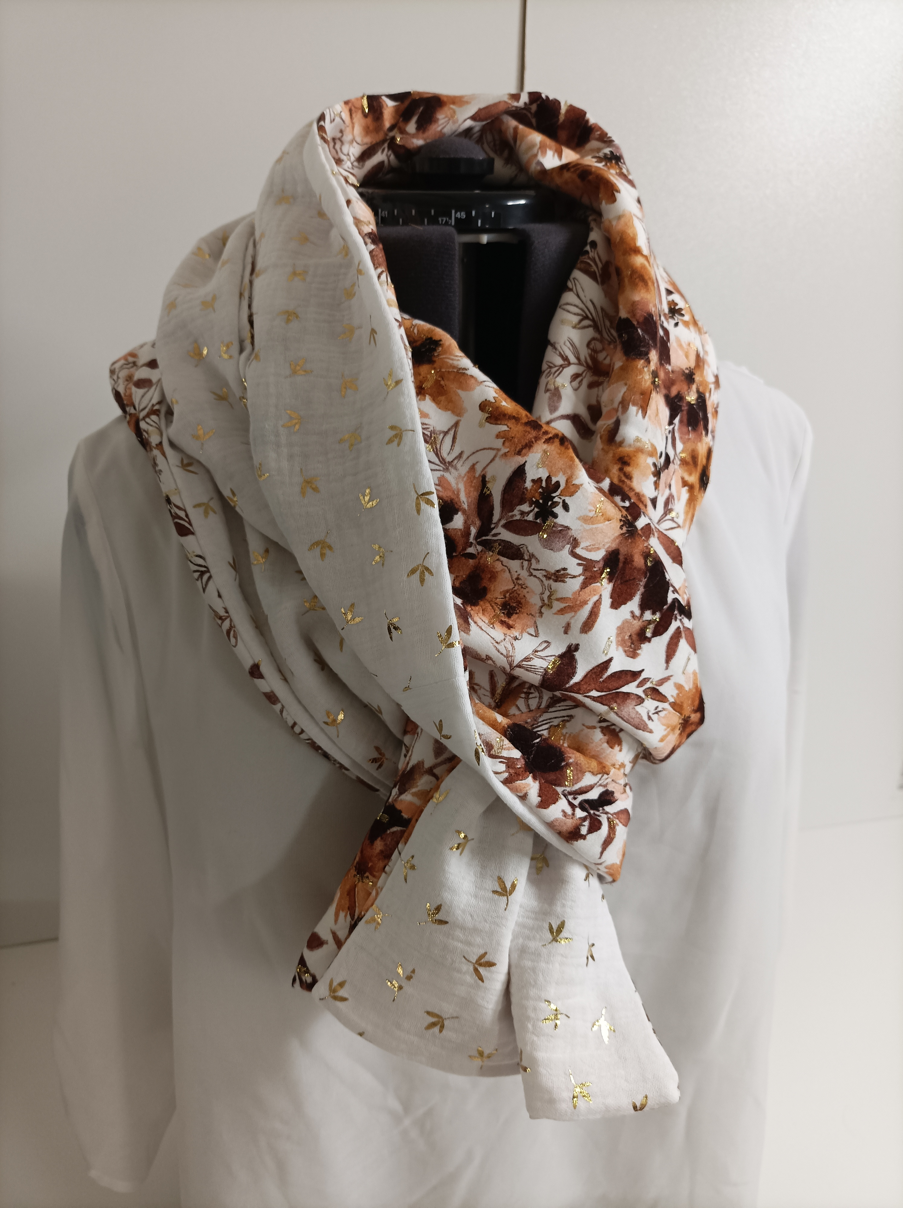 Foulard artisanal doux aux teintes automnales – chaleur et style pour la mi-saison / Handgemaakte herfstige sjaal – zacht, warm en stijlvol / Cozy handmade scarf in warm fall colors – soft comfort with style