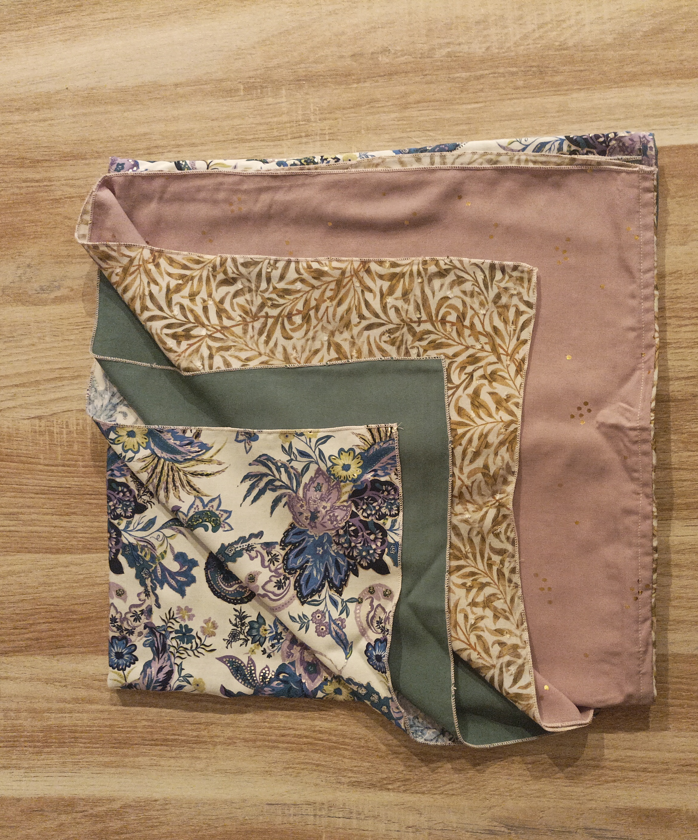 Foulards feuillus aux teintes douces – style élégant et naturel fait main / Handgemaakte sjaals met bladmotieven – zachte tinten en elegantie / Soft-toned leafy scarves – handmade, stylish and natural