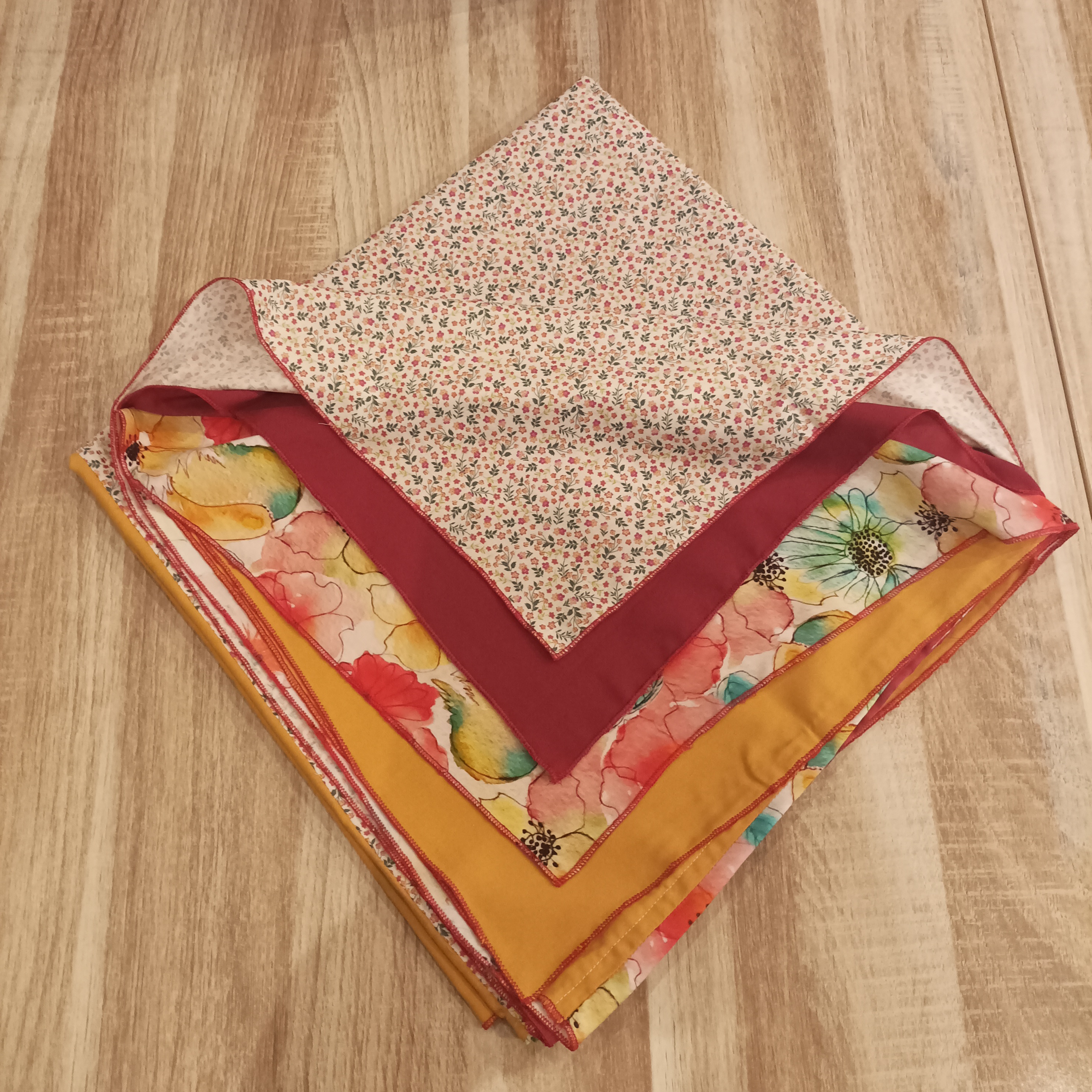 Foulards fleuris colorés – pour accessoiriser avec fraîcheur et originalité / Gekleurde bloemenprintsjaals – fris en uniek accent / Colorful floral scarves – a fresh, original touch to any outfit
