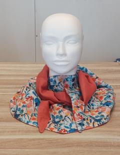 Foulard en triangle, bleu et orange – floral et lumineux, fait main en Belgique / Driehoekige sjaal met bloemen – Belgisch handgemaakt in warme tinten / Triangle scarf with blue-orange florals – vibrant and handmade in Belgium
