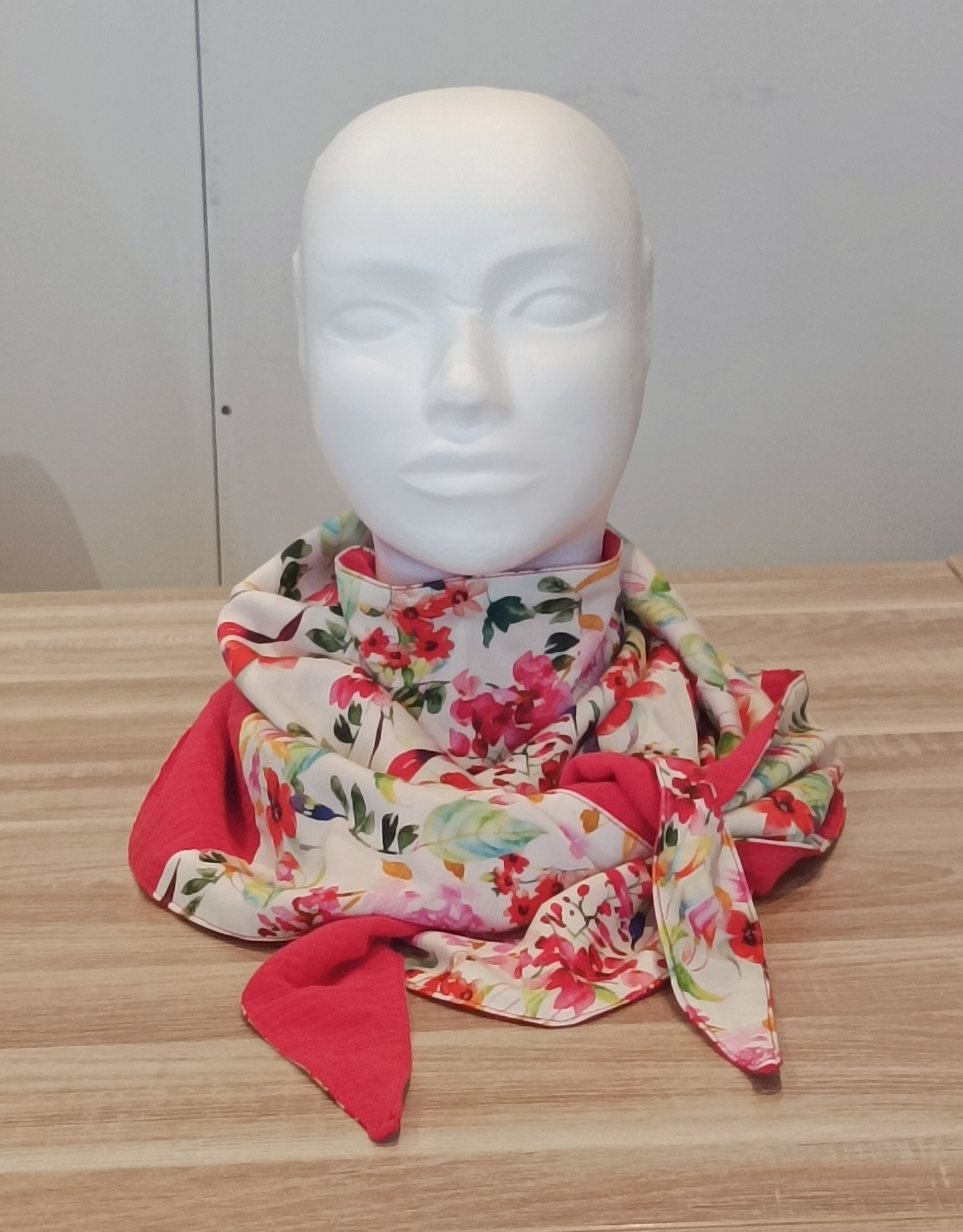 Foulard triangle fleuri rouge – éclat et douceur pour toutes saisons / Rode bloemen driehoekige sjaal – elegant en tijdloos / Red floral triangle scarf – soft and timeless charm