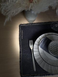 Set de table noir en lin lavé, décoration de table élégante et durable, lot de 2 fait main en Belgique / Zwarte linnen placemat, stijlvolle en duurzame tafeldecoratie, set van 2 handgemaakt in België / Black linen placemat set, elegant and sustainable table decor, set of 2 handmade in Belgium
