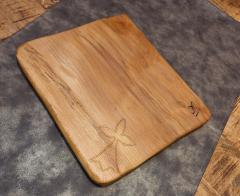 Planche apéro artisanale Oroq en hêtre échauffé – Pièce unique naturelle pour présentation fromages et charcuteries / Ambachtelijke Oroq aperoplank in esdoornhout – Uniek natuurlijk stuk voor kazen en charcuterie / Oroq handcrafted spalted beech serving board – Unique natural piece for cheese and charcuterie presentation