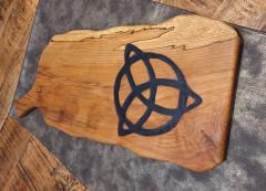 Planche apéro Oroq en hêtre échauffé – Gravure artisanale, design unique triskel / Oroq aperoplank in esdoornhout – Ambachtelijke gravure, uniek design / Oroq spalted beech serving board – Artisan engraving, unique design