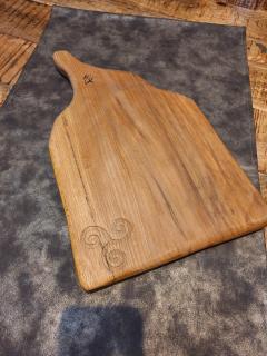 Planche apéro Oroq en hêtre échauffé – Motif triskel gravé, pièce artisanale unique / Oroq aperoplank in esdoornhout – Gegraveerd triskel motief, uniek ambachtelijk stuk / Oroq spalted beech serving board – Engraved triskel design, unique handcrafted piece