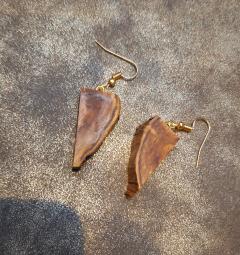 Boucles d’oreilles en bois de cade dorées – Design organique fait main / Vergulde oorbellen in cadehout – Organisch handgemaakt ontwerp / Gold-plated cade wood earrings – Organic handmade design "Oroq"