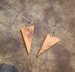 Boucles d’oreilles triangles en bois de cade – Sculpture artisanale belge / Driehoekige cadehouten oorbellen – Belgisch handgesneden / Triangle cade wood earrings – Belgian handmade carving"Oroq"