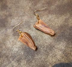 Boucles bois en genévrier cade – Bijou artisanal belge unique / Cadehouten oorbellen – Uniek Belgisch handgemaakt juweel / Cade juniper wood earrings – Unique Belgian handmade jewelry "Oroq"