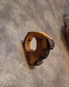 Bague en bois sculpté Oroq – bijou artisanal homme, pièce unique fait main en bois naturel / Oroq handmade wooden men’s ring – unique artisanal jewelry in natural wood / Oroq houten herenring handgemaakt – uniek ambachtelijk juweel in natuurlijk hout