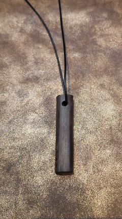 Collier pendentif Oroq en bois exotique foncé – bijou artisanal raffiné, lignes pures et style intemporel / Oroq dark exotic wood pendant necklace – refined handmade jewelry, pure lines and timeless style / Oroq hanger ketting donker exotisch hout – verfijnd handgemaakt juweel, pure lijnen en tijdloze stijl