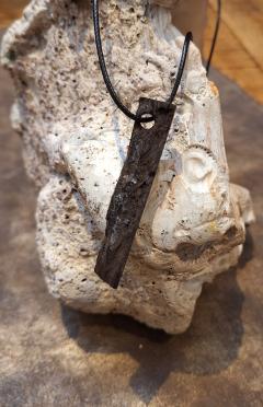 Collier artisanal Oroq en bois exotique foncé – bijou unique, alliance de robustesse et finesse / Oroq exotic dark wood handmade necklace – unique jewelry combining strength and finesse / Oroq ketting exotisch donker hout – uniek handgemaakt juweel, combinatie van kracht en verfijning