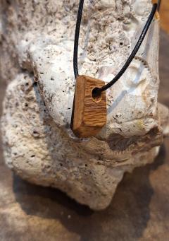 Collier Oroq en bois clair – pendentif artisanal lumineux, chaleur naturelle et design délicat / Oroq light wood necklace – bright handmade pendant, natural warmth and delicate design / Oroq ketting licht hout – heldere handgemaakte hanger, natuurlijke warmte en verfijnd design