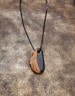 Collier Oroq en bois bicolore – pendentif artisanal forme goutte, contraste naturel et design unique fait main / Oroq two-tone wood necklace – handmade drop-shaped pendant, natural contrast and unique design / Oroq ketting tweekleurig hout – handgemaakte hanger in druppelvorm, natuurlijk contrast en uniek ontwerp