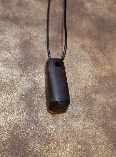 Collier Oroq en bois exotique foncé – pendentif artisanal cylindrique sculpté, style brut et épuré / Oroq dark exotic wood necklace – handcrafted cylindrical carved pendant, raw and sleek style / Oroq ketting donker exotisch hout – handgemaakte cilindervormige hanger, ruwe en strakke stijl