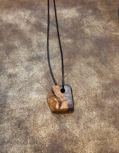 Collier Oroq bois précieux – pendentif artisanal carré, lignes nettes et bois poli fait main / Oroq precious wood necklace – handcrafted square pendant, clean lines and polished wood / Oroq ketting kostbaar hout – handgemaakte hanger in vierkante vorm, strakke lijnen en gepolijst hout