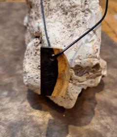 Collier Oroq en bois bicolore – pendentif artisanal rectangulaire, contraste bois clair et foncé, design graphique et épuré / Oroq two-tone wood necklace – handmade rectangular pendant, light and dark wood contrast, sleek graphic design / Oroq ketting tweekleurig hout – handgemaakte rechthoekige hanger, contrast licht en donker hout, strak grafisch ontwerp