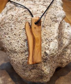 Collier Oroq en bois naturel sculpté – pendentif artisanal organique forme galet allongé, texture brute et douce / Oroq natural wood necklace – handmade organic elongated pebble-shaped pendant, raw yet smooth texture / Oroq ketting natuurlijk hout – handgemaakte hanger in langwerpige kiezelvorm, ruwe maar zachte textuur