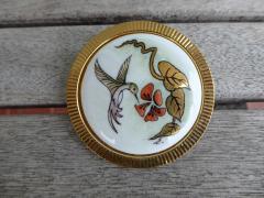 Broche ou pendentif vintage Colibri – bijou ovale doré décoré d’un oiseau coloré, élégant accessoire rétro fait main / Vintage hummingbird brooch or pendant – oval gold jewel with colorful bird, elegant handmade retro accessory / Vintage kolibrie broche of hanger – ovaal gouden juweel met kleurrijke vogel, elegant handgemaakt retro accessoire