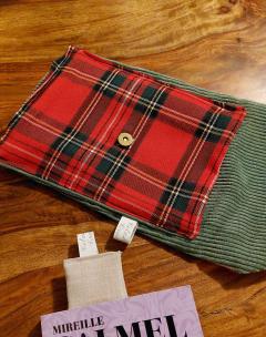Pochette livre de poche en tartan écossais rouge – housse de protection élégante, doublure velours, fermeture aimantée, fait main en Belgique / Scottish tartan pocket book cover – elegant protective sleeve, velvet lining, magnetic closure, handmade in Belgium / Schotse tartan boekenhoes – elegante beschermhoes, fluwelen voering, magnetische sluiting, handgemaakt in België