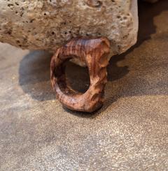 Bague artisanale en bois de palissandre clair – bijou naturel unique pour homme ou femme, sculpté à la main en Belgique / Handgemaakte ring in licht palissanderhout – uniek natuurlijk sieraad voor man of vrouw, met de hand gemaakt in België / Handmade light rosewood ring – unique natural jewelry for men or women, hand-carved in Belgium