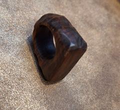 Bague sculpturale en palissandre foncé – bijou en bois haut de gamme, pièce d’artisanat unique et intemporelle / Sculpturale ring in donker palissanderhout – hoogwaardig houten sieraad, uniek en tijdloos vakmanschap / Sculptural dark rosewood ring – high-end wooden jewelry, unique and timeless craftsmanship