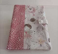 Protège carnet de santé tissu – motif danseuses, personnalisable et fait main / Gepersonaliseerd stoffen boekhoesje met danseressen – handgemaakt en schattig / Customisable health book cover – handmade with dancer print, perfect baby gift