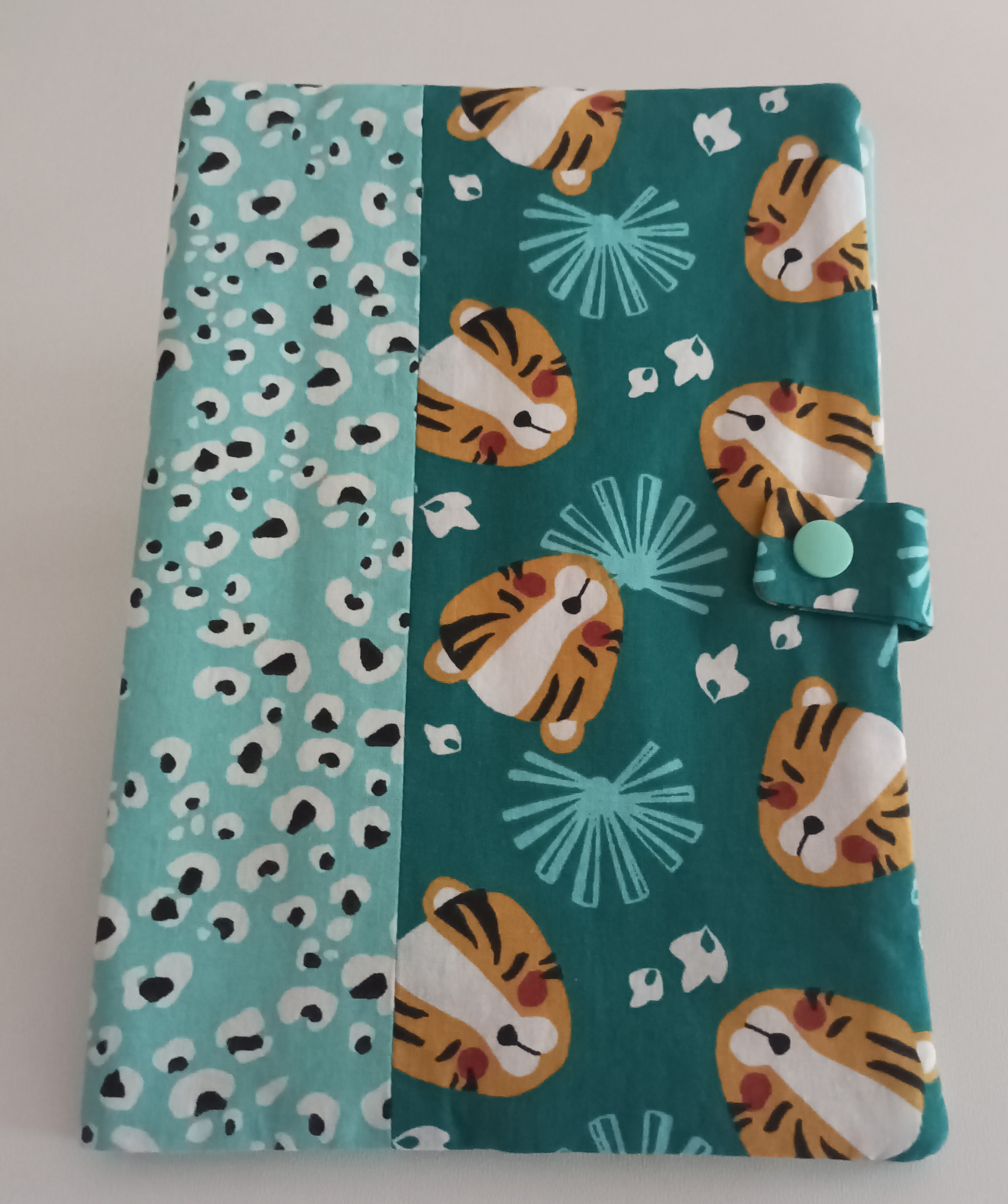 Protège carnet de santé vert tigre et léopard personnalisé / Groen boekje met tijger en luipaard, gepersonaliseerd / Custom mint tiger & leopard health book cover