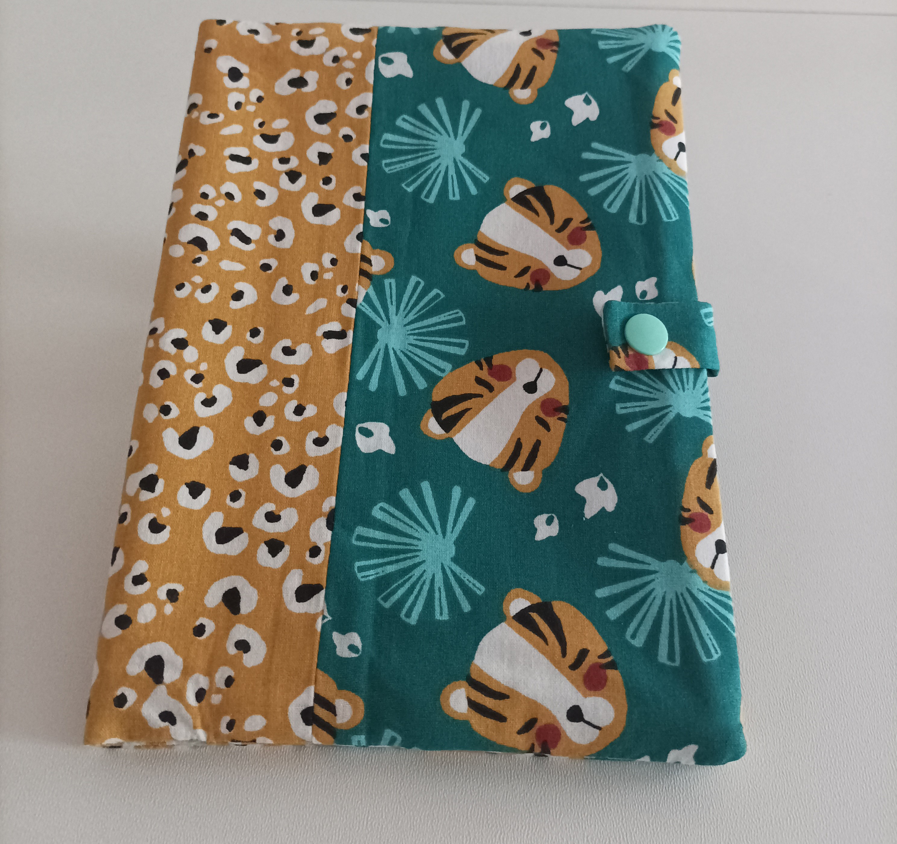 Protège carnet de santé jaune safran avec tigres personnalisé / Safraangeel boekje met tijgerprint, gepersonaliseerd / Custom saffron yellow tiger-print health book cover