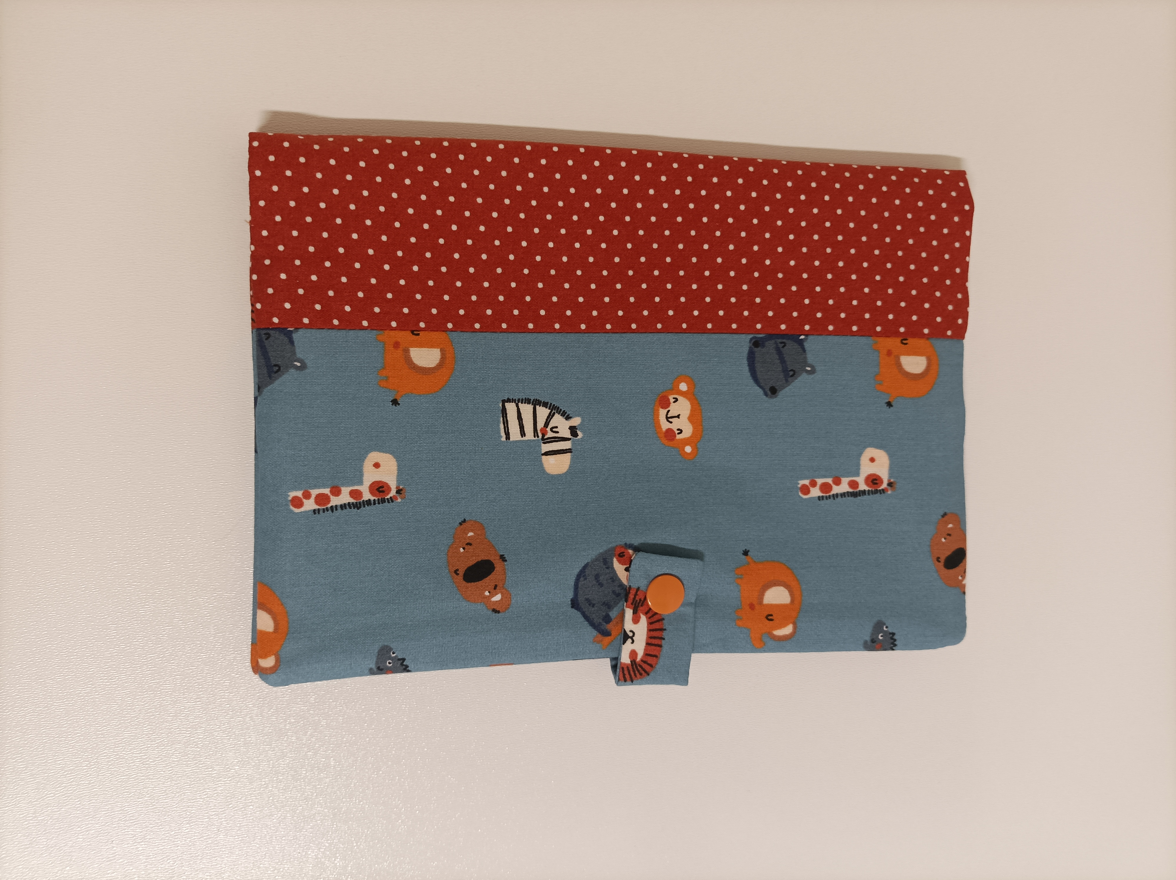 Protège carnet de santé bleu et rouge avec animaux de la jungle personnalisable / Gepersonaliseerd blauw-rood boekje met jungledieren / Custom blue and red jungle animal health book cover