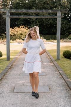 Robe blanche courte “Pure” – Tenue estivale légère, création artisanale Wimzzi, mode féminine chic et confortable / Witte korte jurk “Pure” – Lichte zomerse outfit, ambachtelijke Wimzzi creatie, stijlvolle en comfortabele damesmode / White short dress “Pure” – Light summer outfit, handmade Wimzzi creation, stylish and comfortable women’s fashion