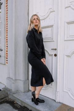 Robe noire mi-longue “Black Diamond” – Élégance intemporelle, coupe fluide, création artisanale Wimzzi / Zwarte halflange jurk “Black Diamond” – Tijdloze elegantie, vloeiende snit, ambachtelijke Wimzzi creatie / Black mid-length dress “Black Diamond” – Timeless elegance, flowing cut, handmade Wimzzi creation