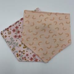 Bavoir bandana rose avec motif arc-en-ciel et fleurs, en coton / Roze bandanaslabbetje met regenboogjes en bloemen, katoenen stof / Pink cotton bandana bib with rainbow and floral print