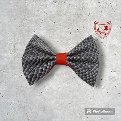 Nœud papillon en cuir recyclé noir et blanc avec centre rouge, accessoire homme artisanal belge upcyclé / Vlinderdas in gerecycleerd zwart-wit leer met rood middenstuk, Belgisch handgemaakt en upcycled / Black and white recycled leather bow tie with red center, Belgian handcrafted upcycled men’s accessory