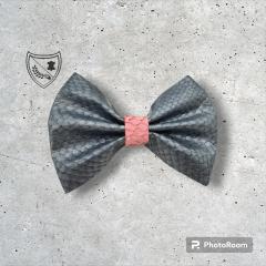 Nœud papillon en cuir argenté récupéré centre rose poudré, création durable made in Belgium / Vlinderdas in gerecupereerd zilverkleurig leer met zachtroze middenstuk, duurzaam Belgisch design / Silver recycled leather bow tie with soft pink center, sustainable Belgian design