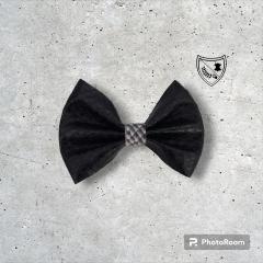 Nœud papillon noir en cuir récupéré avec détail noir et blanc, accessoire chic durable / Zwarte vlinderdas in gerecycleerd leer met zwart-wit detail, stijlvolle duurzame accessoire / Black recycled leather bow tie with black and white detail, stylish sustainable accessory