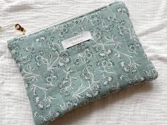 Pochette plate matelassée céladon motif indien, doublure imperméable, accessoire artisanal élégant pour voyage / Plat gewatteerd tasje in celadongroen met Indisch motief, waterdichte voering, elegant handgemaakt reisaccessoire / Celadon quilted flat pouch with Indian pattern, waterproof lining, elegant handmade travel accessory