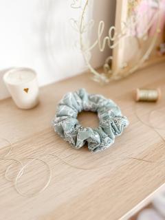 Chouchou fait main en gaze de coton céladon, motif fleuri délicat, accessoire cheveux élégant et unique / Handgemaakte scrunchie in celadongroene katoenen mousseline, fijn bloemenmotief, elegant en uniek haaraccessoire / Handmade celadon cotton gauze scrunchie with delicate floral pattern, elegant and unique hair accessory