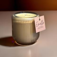 Bougie artisanale rétro or, parfum fève tonka et fleurs blanches, 45h de parfum bio élégant / Ambachtelijke retro goudkleurige kaars, geur tonkaboon en witte bloemen, 45u biologische geur / Handmade retro gold candle, tonka bean and white flowers scent, 45h natural fragrance