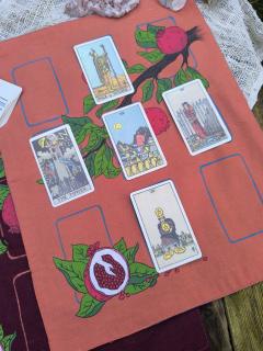 Photo de l'article PROMO Tapis de tirage grenades orange – Fait main en tissu recyclé, idéal pour cartes de tarot et autels spirituels