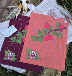 Tapis de tirage tarot “Grenades” – accessoire ésotérique imprimé en Belgique, motif fruit sacré / Esoterisch tarotkleed met granaatappelmotief – gedrukt in België / Tarot reading cloth “Pomegranates” – sacred fruit design, printed in Belgium
