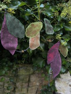 Guirlande décorative en tissu – feuilles naturelles cousues à la main / Stoffen bladerslinger – natuurlijk geïnspireerd en handgemaakt / Fabric leaf garland – nature-inspired and handmade decoration