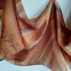 Écharpe en soie peinte main tons chauds, 45x165cm, pièce unique élégante et artistique / Handgeschilderde zijden sjaal in warme tinten, 45x165cm, unieke elegante en artistieke creatie / Hand-painted silk scarf in warm tones, 45x165cm, elegant and artistic unique piece Selkis