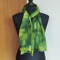 Écharpe en soie naturelle verte, peinte à la main, 45x165cm, fraîcheur et élégance artisanale / Handgeschilderde groene zijden sjaal, 45x165cm, frisse en elegante ambachtelijke creatie / Hand-painted green natural silk scarf, 45x165cm, fresh and elegant artisanal creation