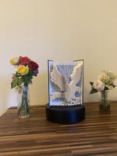 Livre sculpté décoratif motif aigle en plein vol, art plié fait main, pièce unique poétique / Decoratief gevouwen boek met adelaar in volle vlucht, handgemaakt, unieke poëtische creatie / Decorative folded book with eagle in full flight, handmade, poetic unique creation