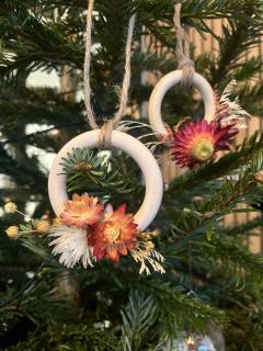 Décoration florale en fleurs séchées, ornement fait main intemporel pour sapin ou intérieur / Bloemendecoratie van gedroogde bloemen, handgemaakt tijdloos ornament voor kerstboom of interieur / Dried flower decoration, handmade timeless ornament for Christmas tree or home
